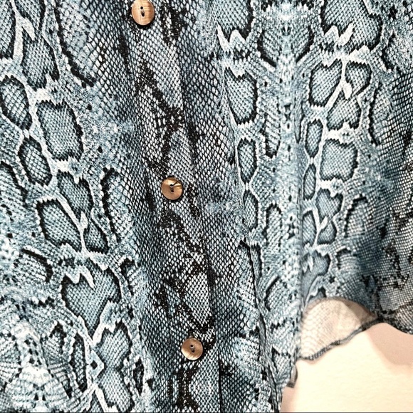 Karen Kane Relaxed Shirt Snake Skin Top - Picture 5 of 7